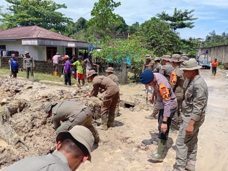 Longsor Tutup Akses Warga, Aparat Kepolisian Langsung Lakukan Penanganan
