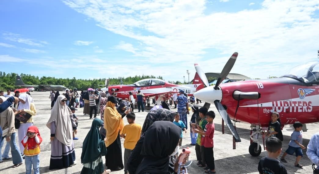 Jupiter Aerobatic Team Tampil di Tarakan, Ribuan Warga Padati Apron Lanud Anang Busra