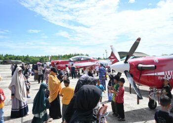 Jupiter Aerobatic Team Tampil di Tarakan, Ribuan Warga Padati Apron Lanud Anang Busra