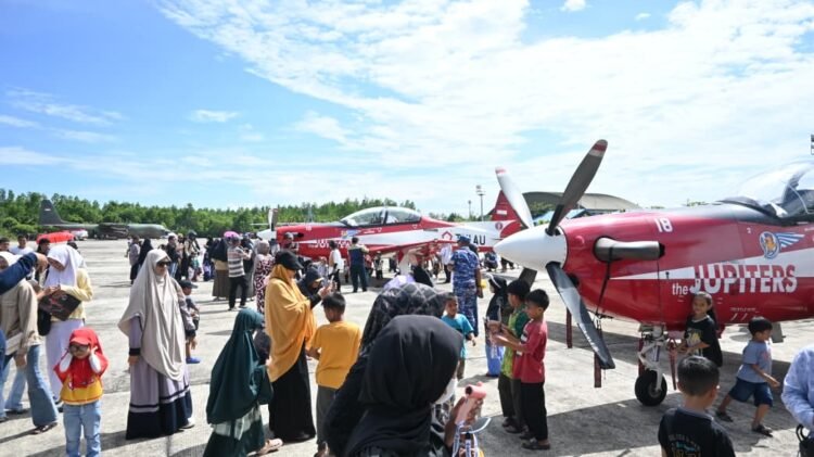 Jupiter Aerobatic Team Tampil di Tarakan, Ribuan Warga Padati Apron Lanud Anang Busra