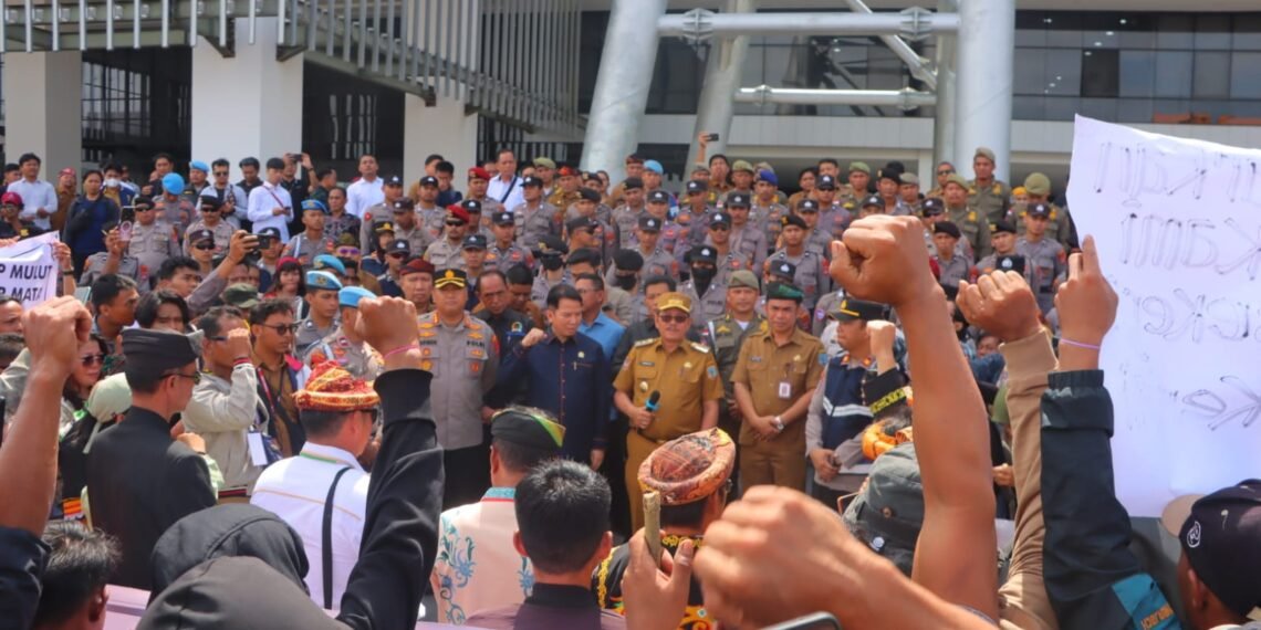 Massa Penambang Tradisional Desak Kepastian Hukum di Kantor Gubernur Kaltara