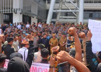 Massa Penambang Tradisional Desak Kepastian Hukum di Kantor Gubernur Kaltara