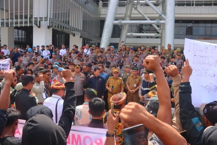 Massa Penambang Tradisional Desak Kepastian Hukum di Kantor Gubernur Kaltara