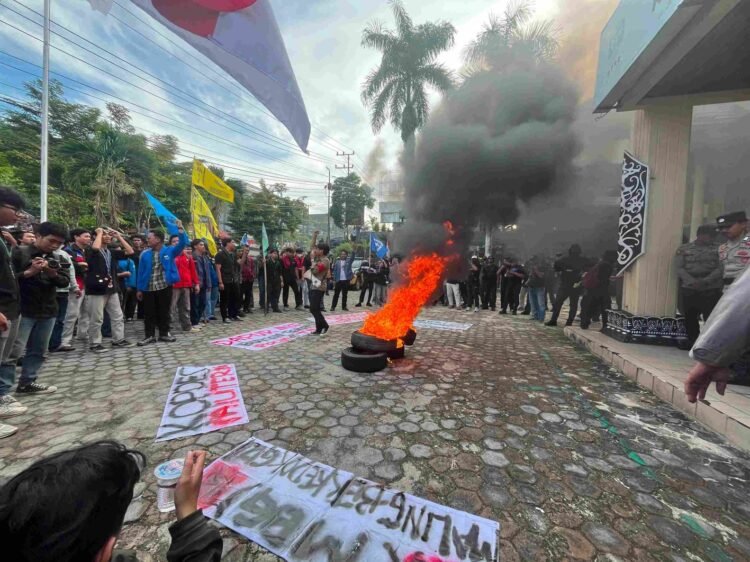 Aksi Mahasiswa di Tarakan Desak Turunkan BBM hingga Tolak RUU Polri