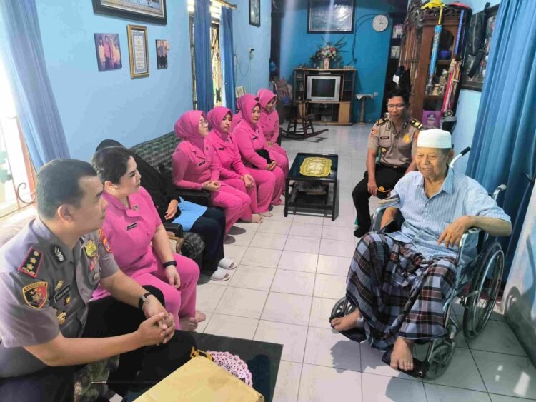 Kapolres Tarakan Pimpin Anjangsana ke Personel Sakit, Purnawirawan, dan Warakauri
