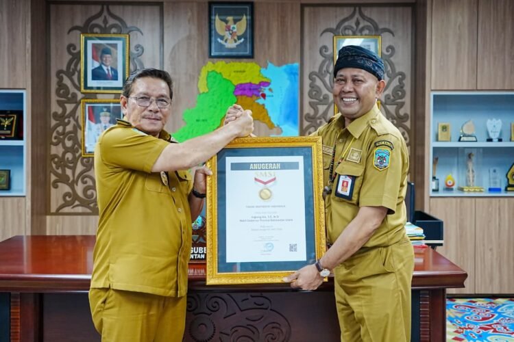 Wagub Ingkong Raih Penghargaan Tokoh Inspiratif Indonesia dari SMSI