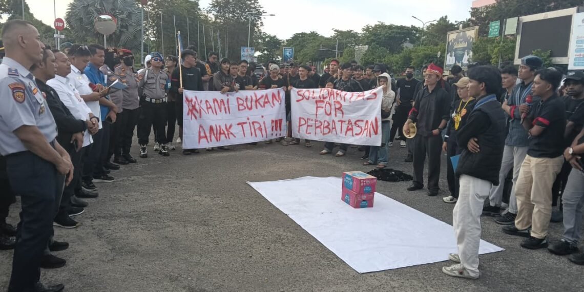Aksi di Bandara Juwata, Aliansi Mahasiswa Perbatasan Bawa Tujuh Tuntutan Soal Penerbangan