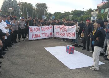 Aksi di Bandara Juwata, Aliansi Mahasiswa Perbatasan Bawa Tujuh Tuntutan Soal Penerbangan