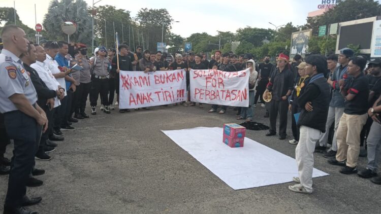 Aksi di Bandara Juwata, Aliansi Mahasiswa Perbatasan Bawa Tujuh Tuntutan Soal Penerbangan