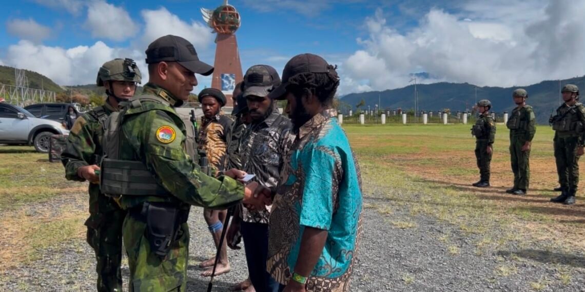 Pendekatan Humanis Satgas Yonif 613/Raja Alam Antar 5 Eks Anggota OPM Kodap XXVIII Kembali ke NKRI