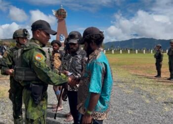 Pendekatan Humanis Satgas Yonif 613/Raja Alam Antar 5 Eks Anggota OPM Kodap XXVIII Kembali ke NKRI