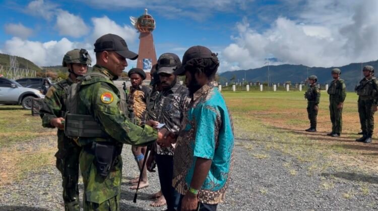 Pendekatan Humanis Satgas Yonif 613/Raja Alam Antar 5 Eks Anggota OPM Kodap XXVIII Kembali ke NKRI