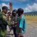 Pendekatan Humanis Satgas Yonif 613/Raja Alam Antar 5 Eks Anggota OPM Kodap XXVIII Kembali ke NKRI