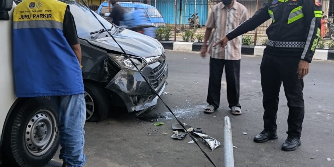 Diduga Mengantuk, Sigra Hantam Tiang PJU hingga Terbalik di Tarakan
