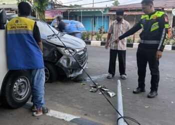 Diduga Mengantuk, Sigra Hantam Tiang PJU hingga Terbalik di Tarakan