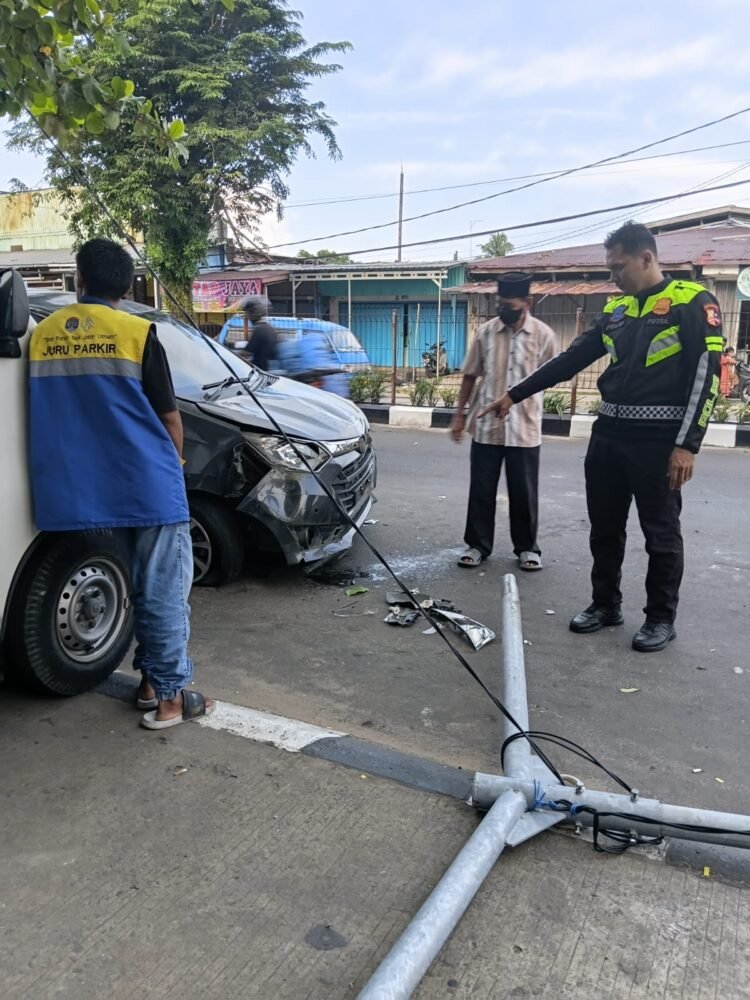 Diduga Mengantuk, Sigra Hantam Tiang PJU hingga Terbalik di Tarakan
