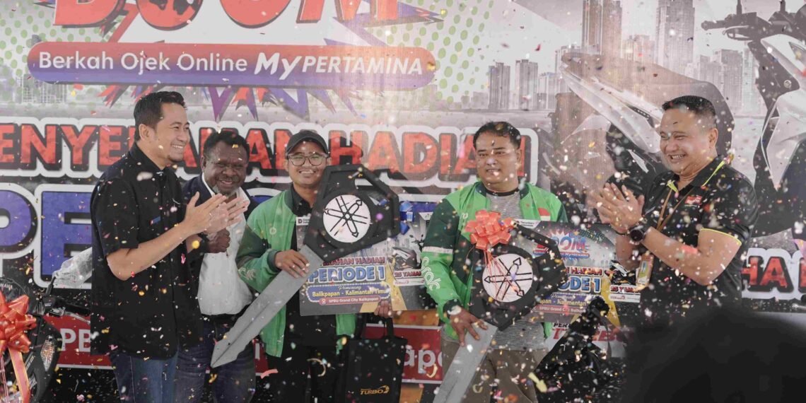 Pertamina Patra Niaga Regional Kalimantan Serahkan Hadiah BOOM Periode 1 kepada Dua Mitra Ojek Online di Balikpapan
