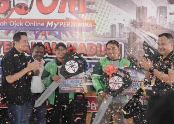 Pertamina Patra Niaga Regional Kalimantan Serahkan Hadiah BOOM Periode 1 kepada Dua Mitra Ojek Online di Balikpapan