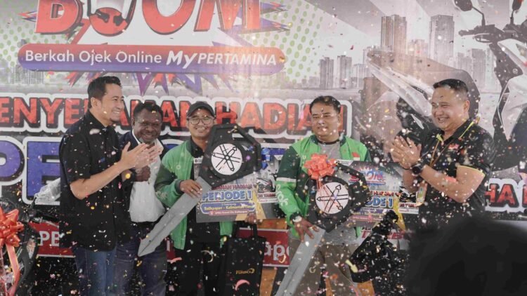 Pertamina Patra Niaga Regional Kalimantan Serahkan Hadiah BOOM Periode 1 kepada Dua Mitra Ojek Online di Balikpapan