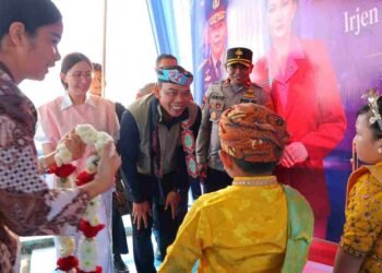 Kapolda Kaltara Irjen Pol. Agus Wijayanto Tiba di Tanjung Selor, Disambut Prosesi Adat dan Forkopimda