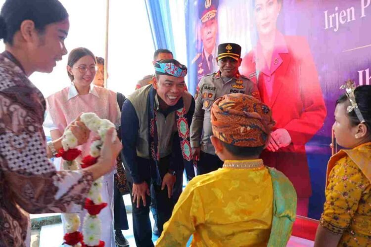 Kapolda Kaltara Irjen Pol. Agus Wijayanto Tiba di Tanjung Selor, Disambut Prosesi Adat dan Forkopimda