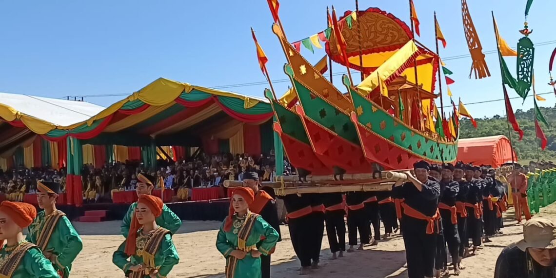 Prosesi Penurunan Padaw Tutup Festival Iraw Tengkayu 2026