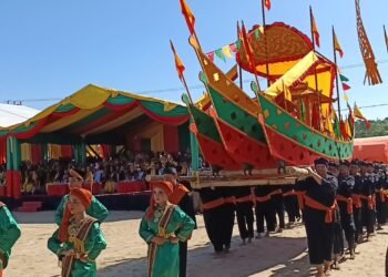 Prosesi Penurunan Padaw Tutup Festival Iraw Tengkayu 2026