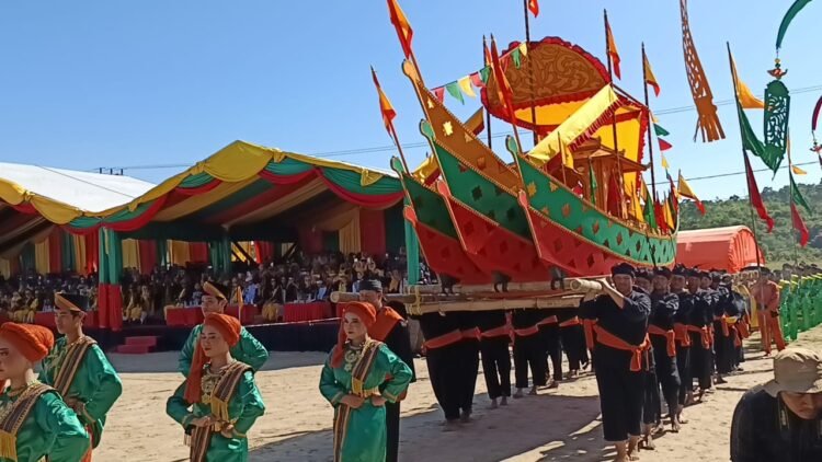 Prosesi Penurunan Padaw Tutup Festival Iraw Tengkayu 2026