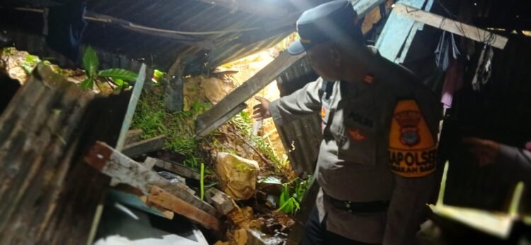 Korban Longsor di Selumit Terima Bantuan, Polisi Imbau Warga Tetap Waspada
