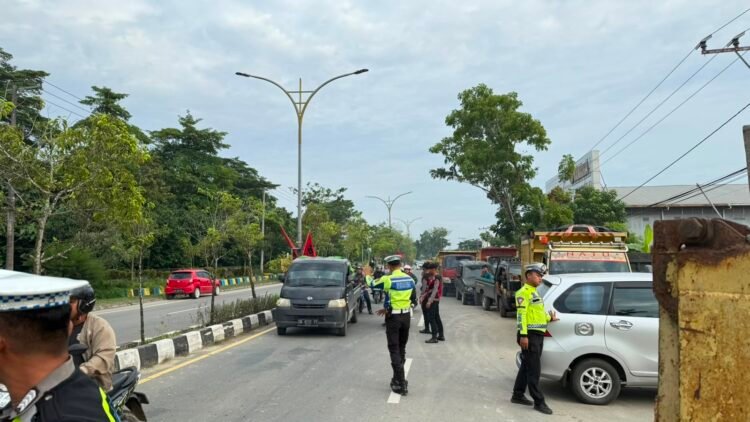 Polresta Bulungan Atur Arus Lalu Lintas di SPBU Sengkawit Saat Jam Sibuk