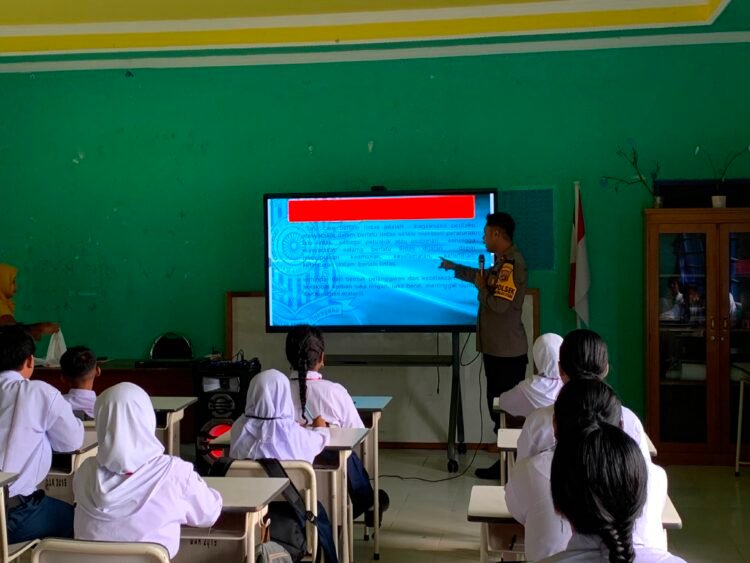Kapolsek Tanjung Palas Utara Tanamkan Kesadaran Tertib Berlalu Lintas kepada Siswa Baru