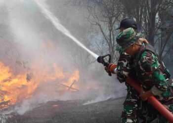 Karhutla di Desa Apung Meluas, Prajurit Yonif TP 880/Banuanta Turun Bantu Pemadaman