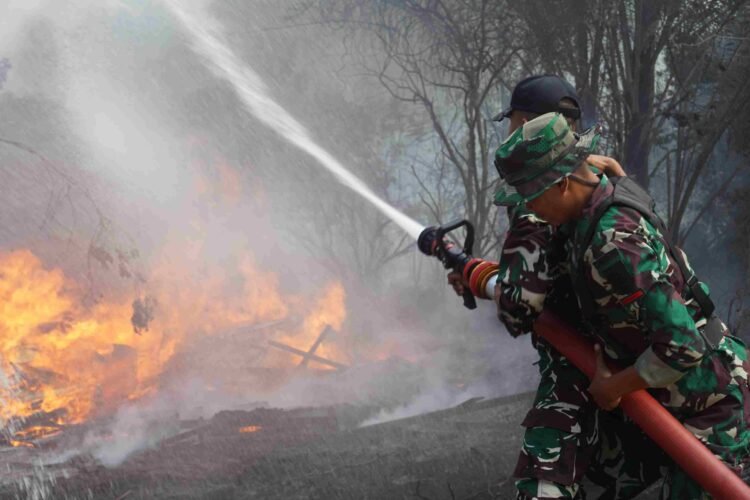 Karhutla di Desa Apung Meluas, Prajurit Yonif TP 880/Banuanta Turun Bantu Pemadaman