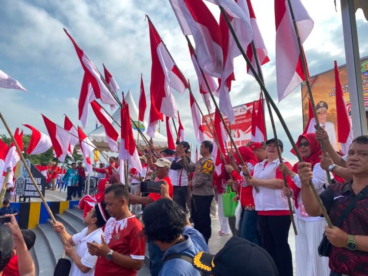 Ribuan Warga Ikuti Gerakan Pembagian Bendera Merah Putih, Polresta Bulungan Siagakan Personel 