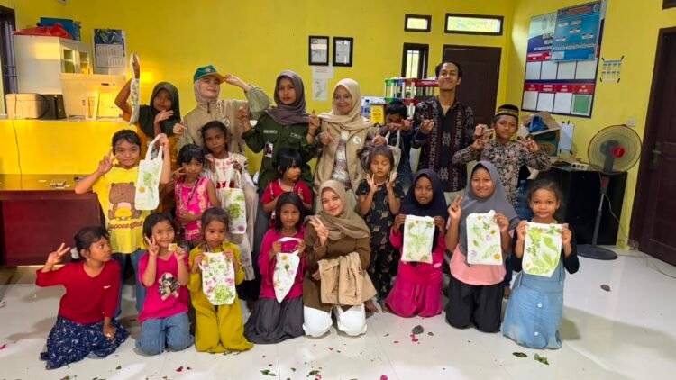 Mahasiswa KKN USK Kenalkan Eco Print, Anak-anak Gampong Cut Langien Belajar Cintai Lingkungan