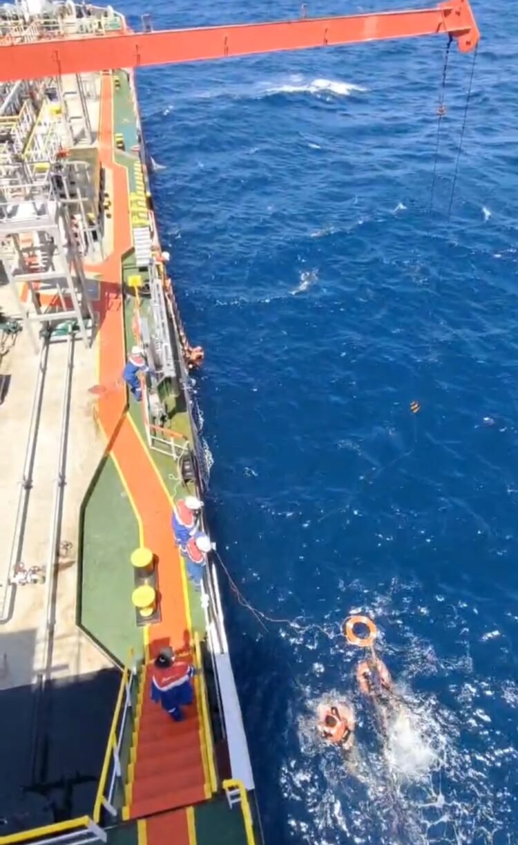 Kapal Pertamina Patra Niaga MT Transko Arafura Tanggap Darurat Kemanusiaan Selamatkan 17 Korban KMP Mutiara Sentosa 2