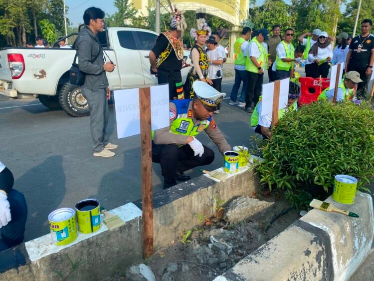 Median Jalan Sengkawit Diperbarui, Satlantas Polresta Bulungan Terlibat Penataan