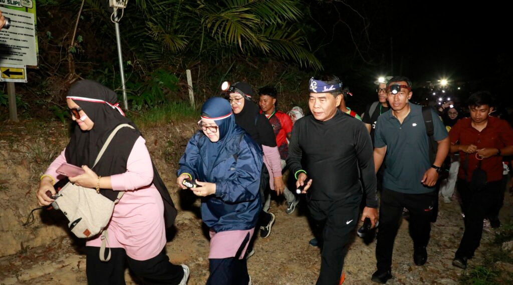 Gubernur Ikut Run Night Slipi, 600 Peserta Ramaikan Lari 7,5 Kilometer