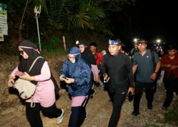 Gubernur Ikut Run Night Slipi, 600 Peserta Ramaikan Lari 7,5 Kilometer
