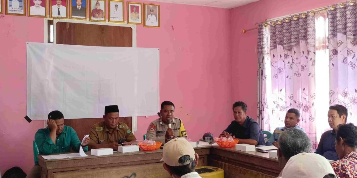 Bhabinkamtibmas Pantau Persoalan Pupuk Subsidi di Silva Rahayu