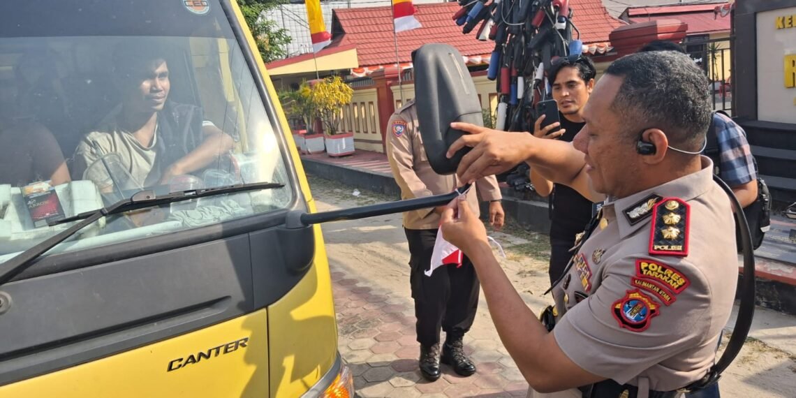 Kapolres Tarakan Turun Langsung Bagikan Bendera Merah Putih, Ajak Warga Jaga Keamanan