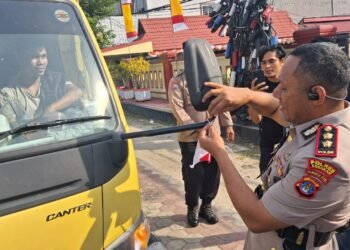 Kapolres Tarakan Turun Langsung Bagikan Bendera Merah Putih, Ajak Warga Jaga Keamanan