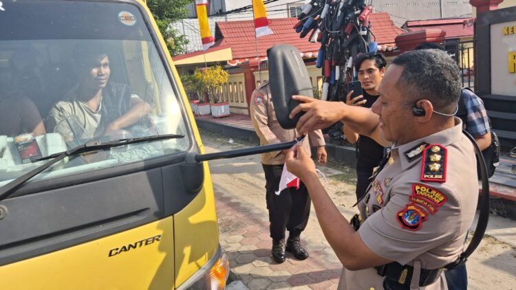 Kapolres Tarakan Turun Langsung Bagikan Bendera Merah Putih, Ajak Warga Jaga Keamanan