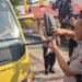 Kapolres Tarakan Turun Langsung Bagikan Bendera Merah Putih, Ajak Warga Jaga Keamanan