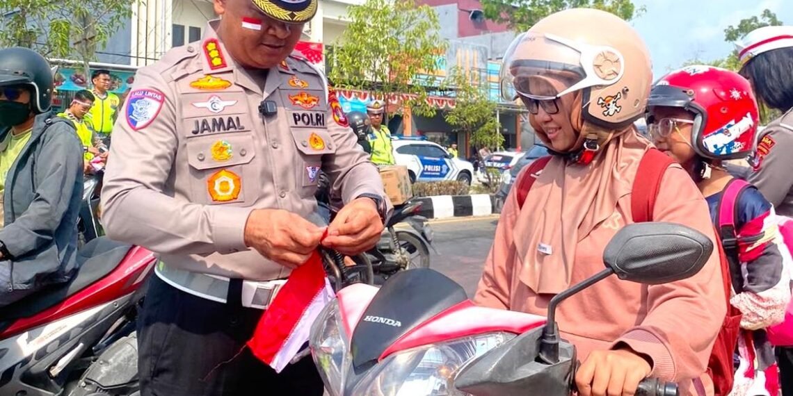 Polantas Karib Semarakkan HUT ke-81 RI, Ditlantas Polda Kaltara Bagikan 5.000 Bendera Merah Putih