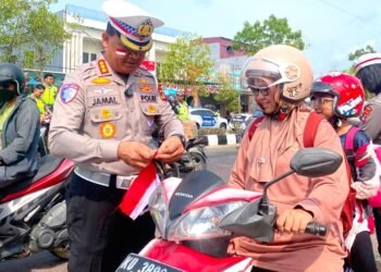 Polantas Karib Semarakkan HUT ke-81 RI, Ditlantas Polda Kaltara Bagikan 5.000 Bendera Merah Putih