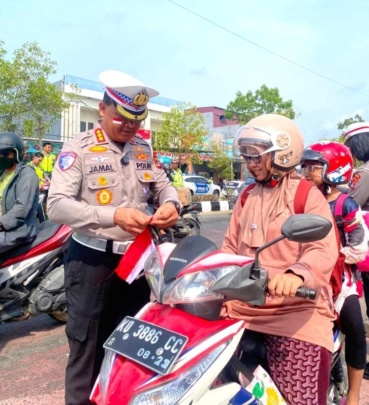 Polantas Karib Semarakkan HUT ke-81 RI, Ditlantas Polda Kaltara Bagikan 5.000 Bendera Merah Putih