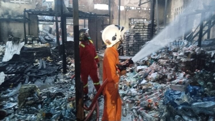 Gudang Sembako STB Bom Panjang Terbakar, Damkar Berjibaku Satu Jam