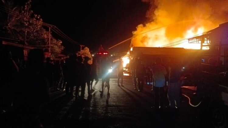 Sekitar 20 Bangunan Terbakar di Tideng Pale, Warga Mulai Didata