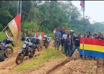 Bendera Dayak Borneo Berkibar di Jalan Berlumpur Krayan
